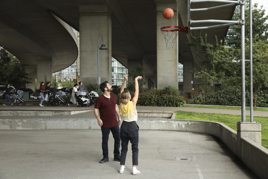 Gary Mendez (James Roday Rodriguez) et Maggie Bloom (Allison Miller) jouent au basket