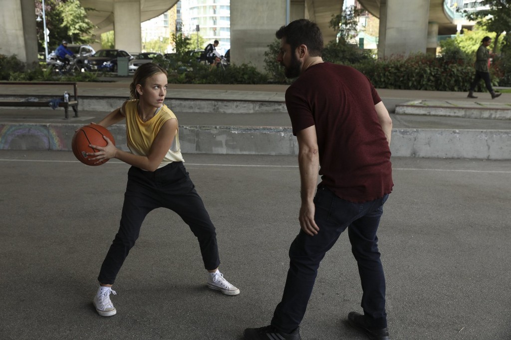 Maggie Bloom (Allison Miller) et Gary Mendez (James Roday Rodriguez) jouent au basket