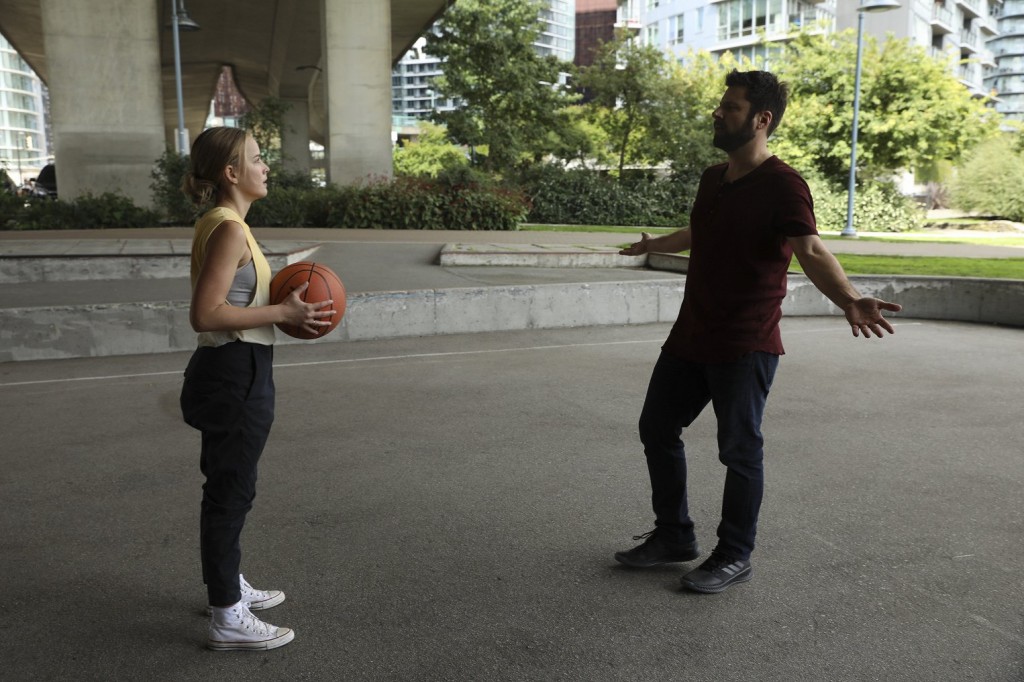 Gary Mendez (James Roday Rodriguez) défie Maggie Bloom (Allison Miller) au basket