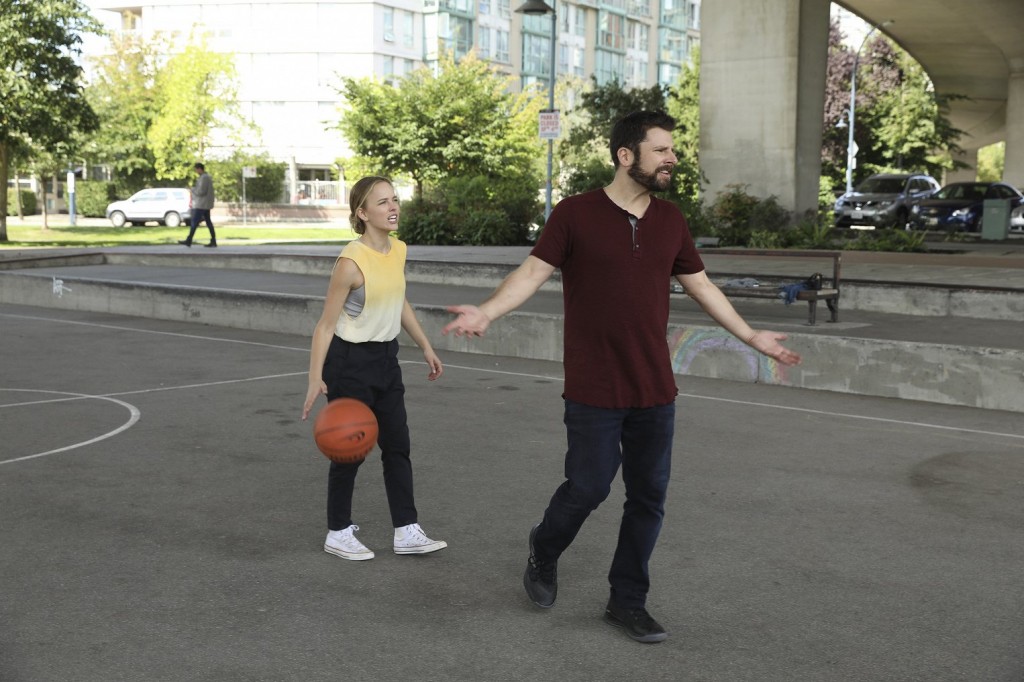 Maggie Bloom (Allison Miller) et Gary Mendez (James Roday Rodriguez) sur le court de basket