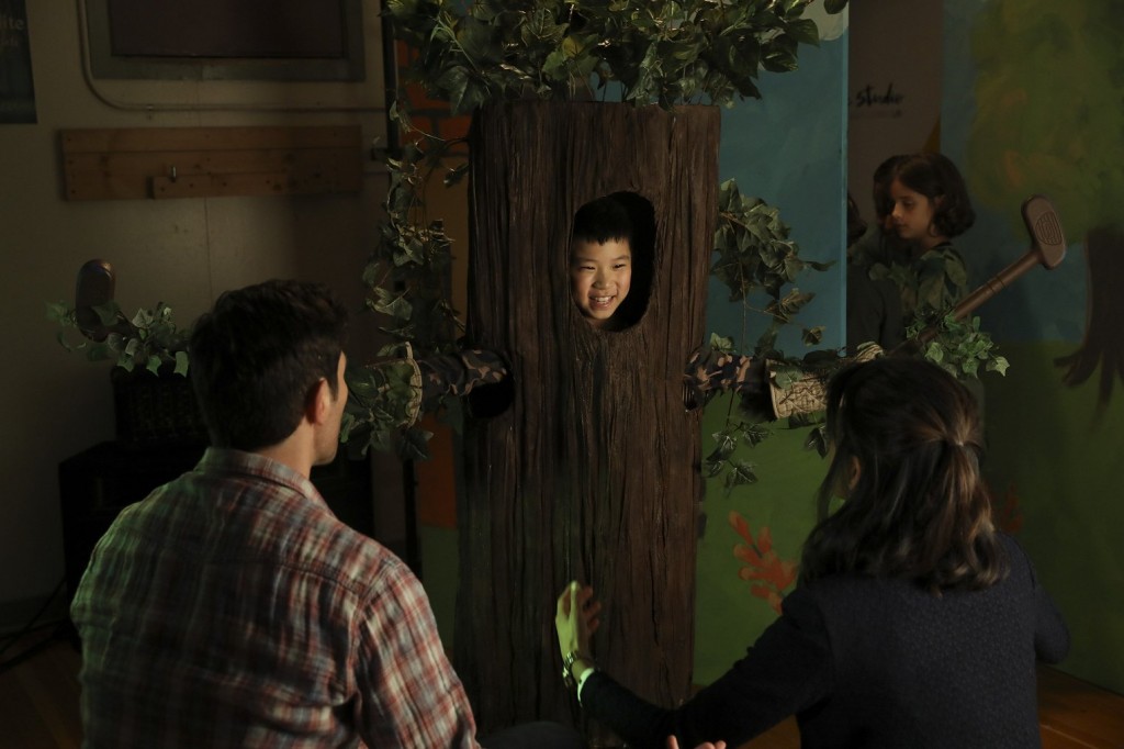 Theo Saville (Tristan Byon) joue le rôle de l'arbre