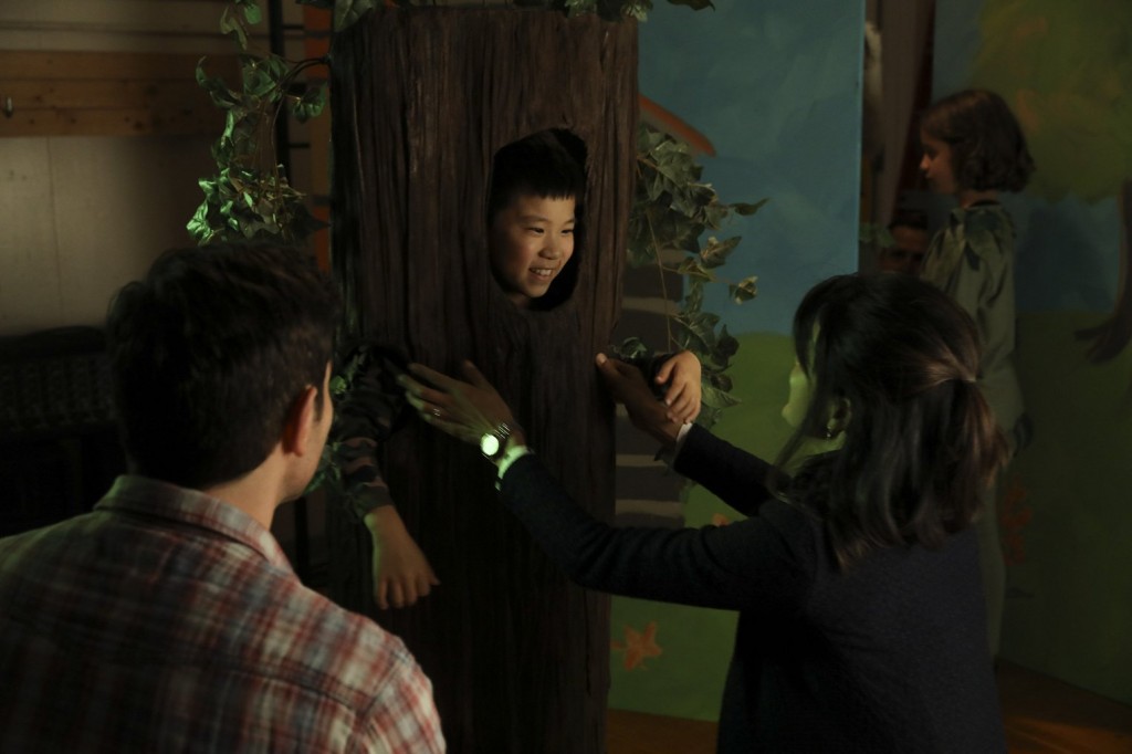 Theo Saville (Tristan Byon) dans son costume d'arbre