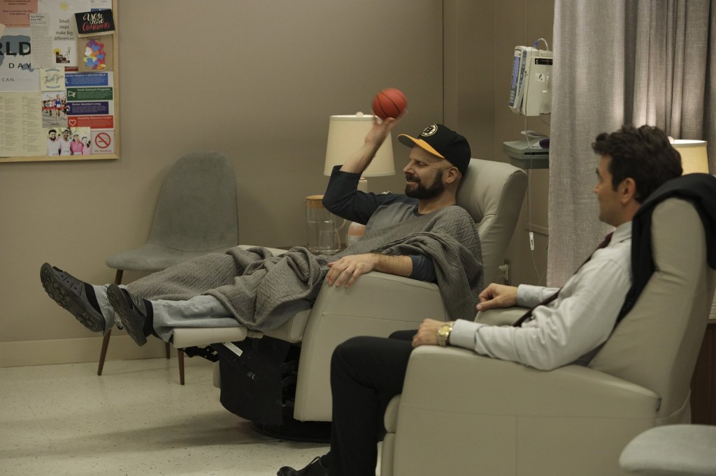 Gary Mendez (James Roday Rodriguez) joue avec un ballon avec Jonathan Dixon (Ron Livingston) pendant son traitement