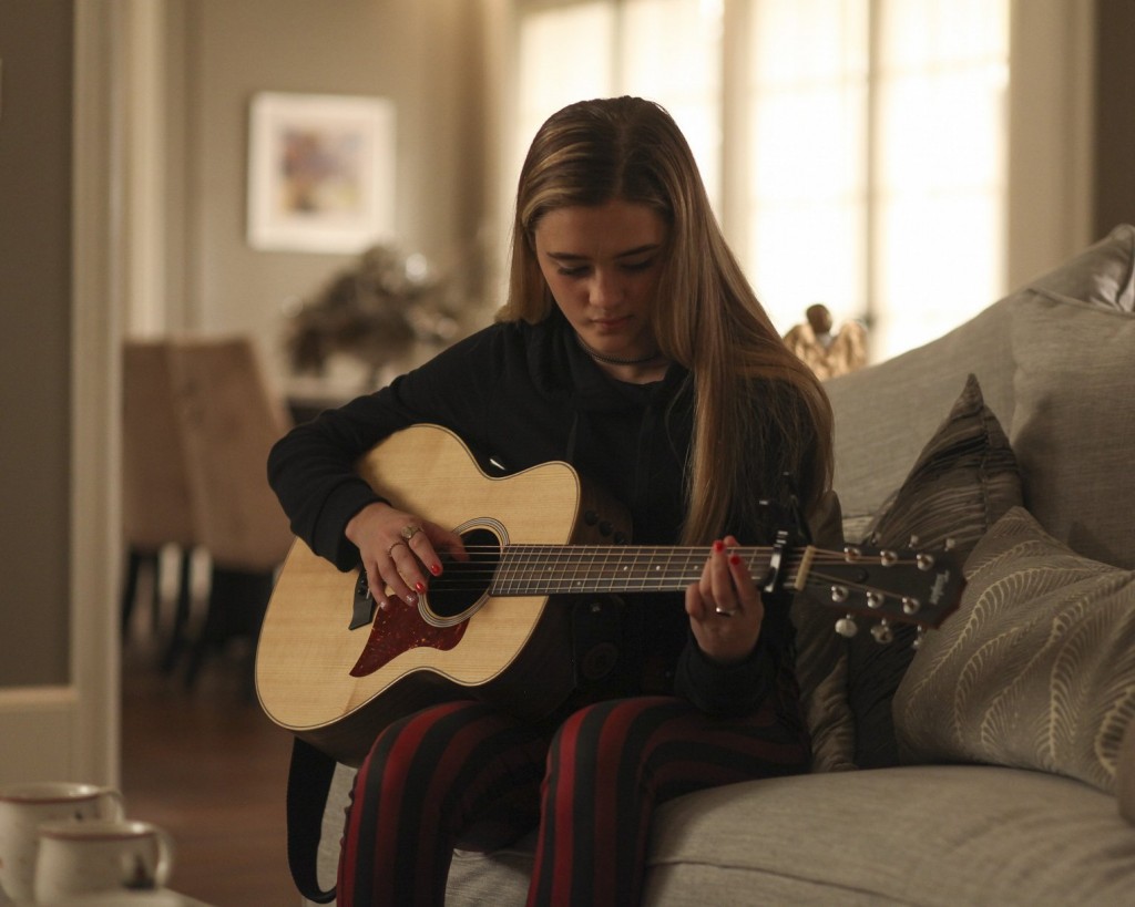 Sophie Dixon (Lizzy Greene) joue de la guitare