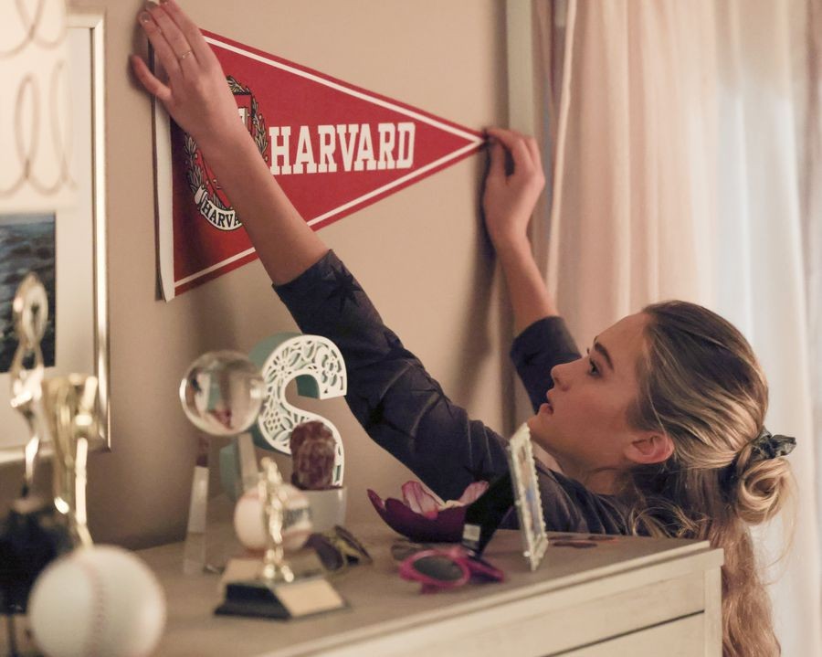 Sophie Dixon (Lizzy Greene) accroche le drapeau d'Harvard dans sa chambre