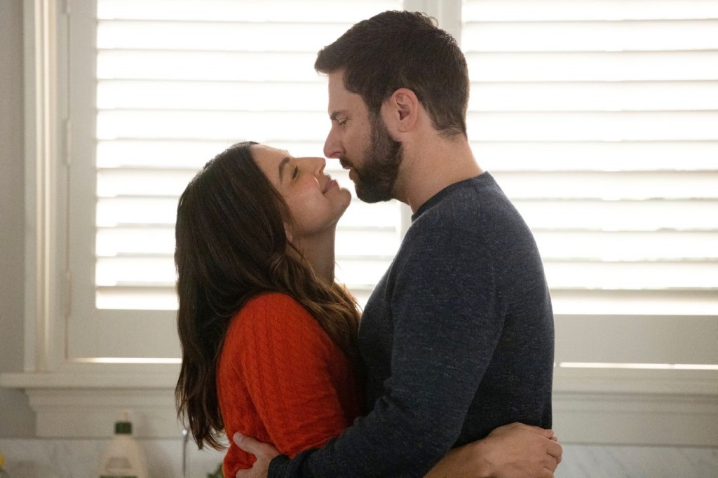 Gary Mendez (James Roday Rodriguez) et Darcy Cooper (Floriana Lima) s'embrassent