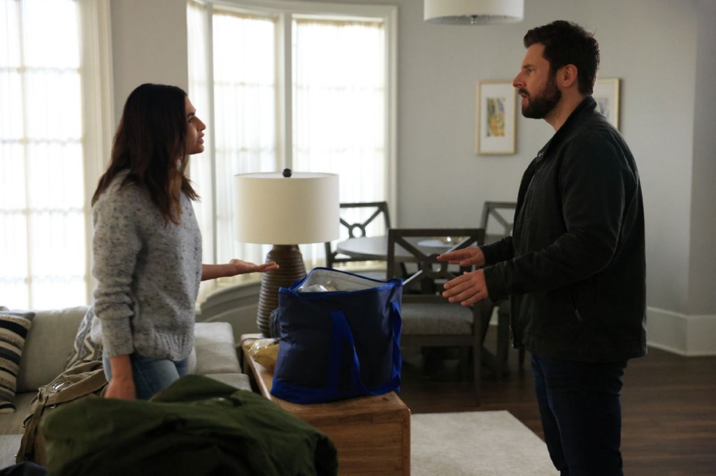 Darcy Cooper (Floriana Lima) discute avec Gary Mendez (James Roday Rodriguez)