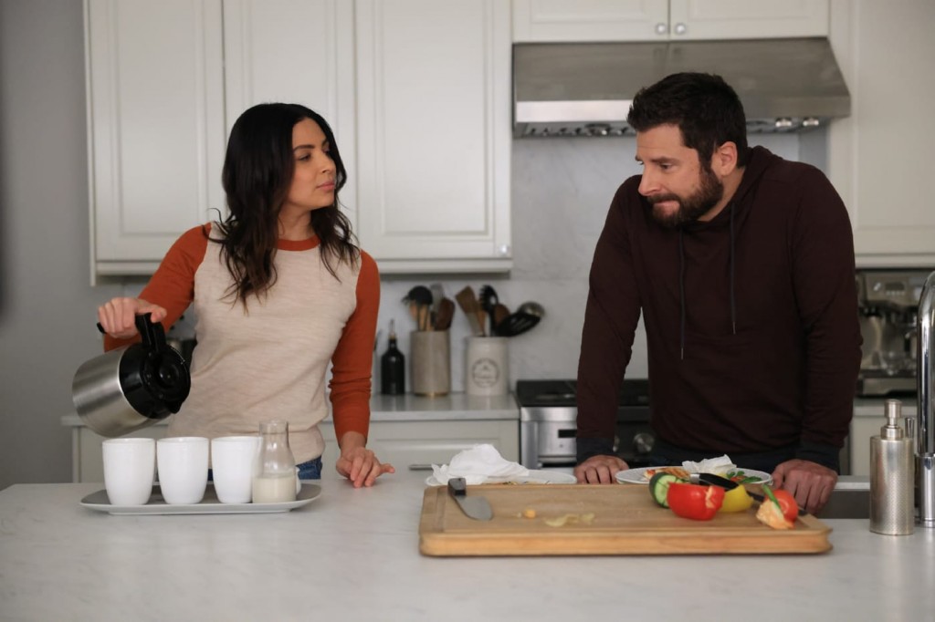 Gary Mendez (James Roday Rodriguez) et Darcy Cooper (Floriana Lima) dans la cuisine