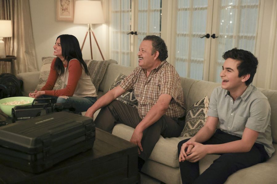 Darcy Cooper (Floriana Lima), Javier Mendez (Paul Rodriguez) et Danny Dixon (Chance Hurstfield) sur le canapé