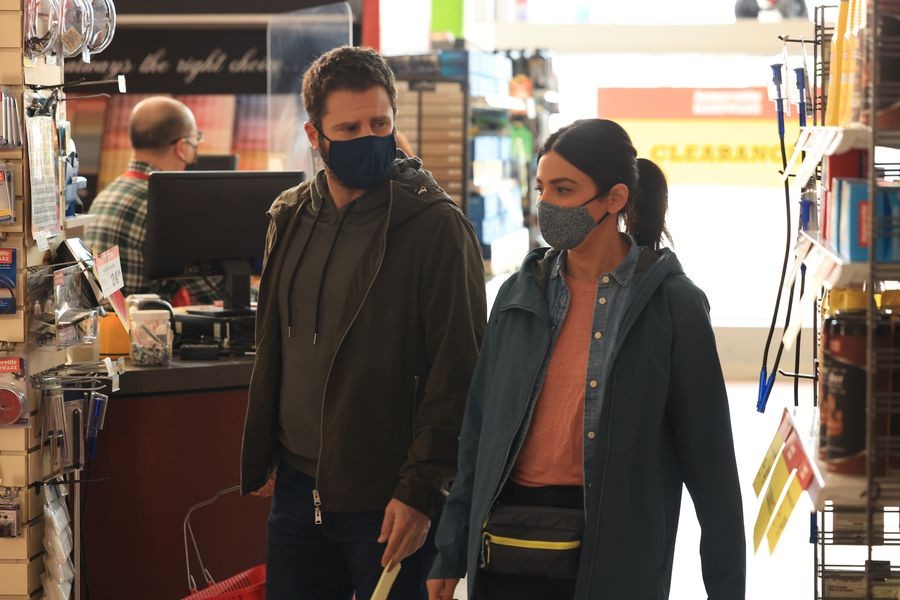 Gary Mendez (James Roday Rodriguez) et Darcy Cooper (Floriana Lima) dans un magasin