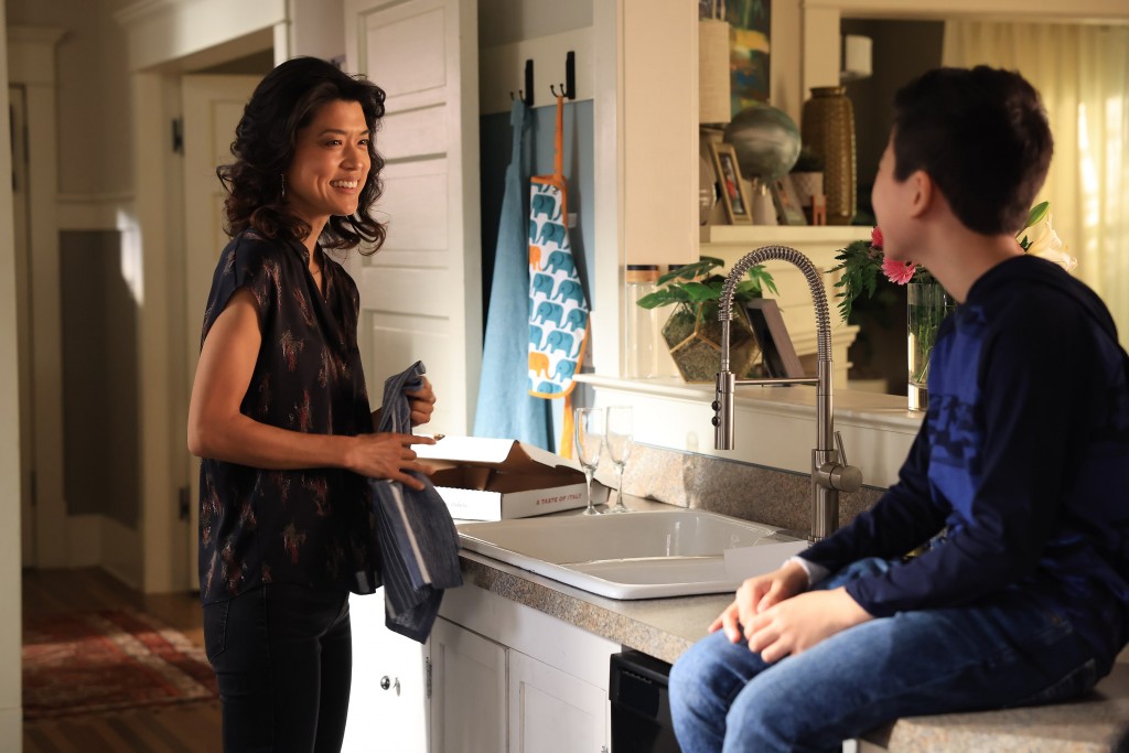 Katherine Saville (Grace Park) discute avec Theo Saville (Tristan Byon) dans la cuisine