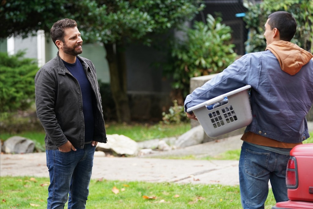 Gary Mendez (James Roday Rodriguez) discute avec quelqu'un