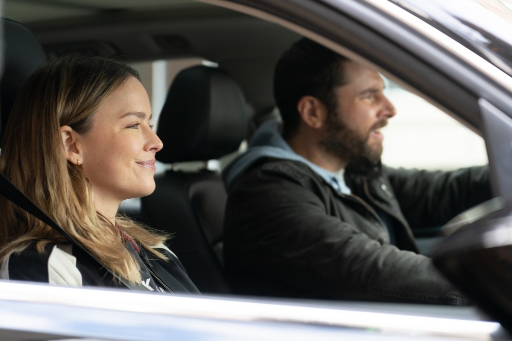 Maggie Bloom (Allison Miller) et Gary Mendez (James Roday Rodriguez) en voiture