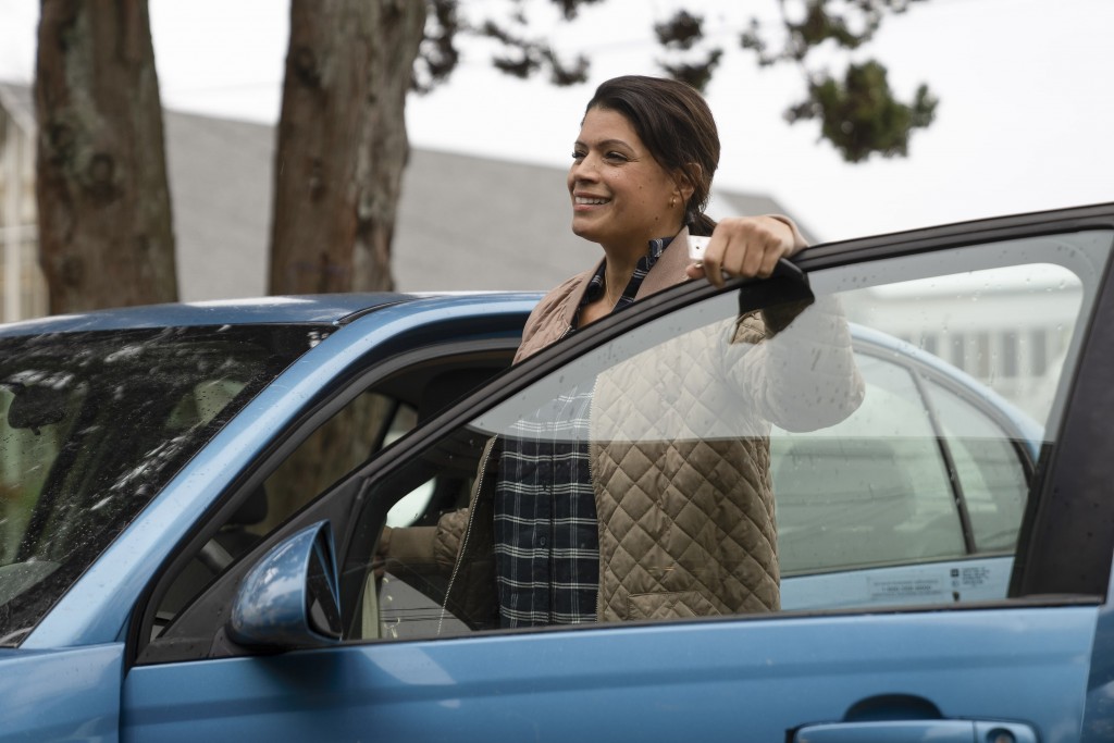 Valerie (Andrea Navedo) monte dans sa voiture