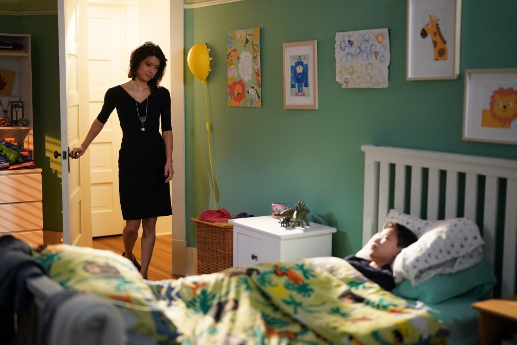 Katherine Saville (Grace Park) entre dans la chambre de Theo Saville (Tristan Byon)