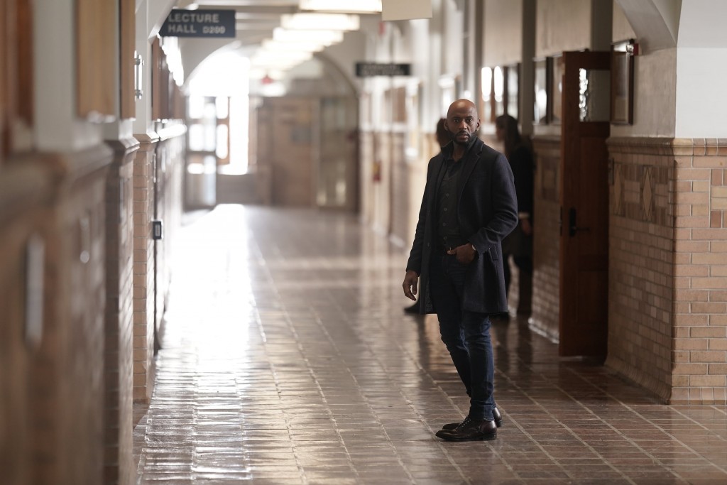 Rome Howard (Romany Malco) dans les couloirs de son ancienne école