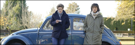 Bannière de l'épisode : Greta et Katherine contre une voiture bleue