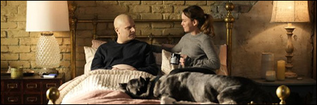 Bannière de l'épisode : Gary, Maggie et Colin dans le lit